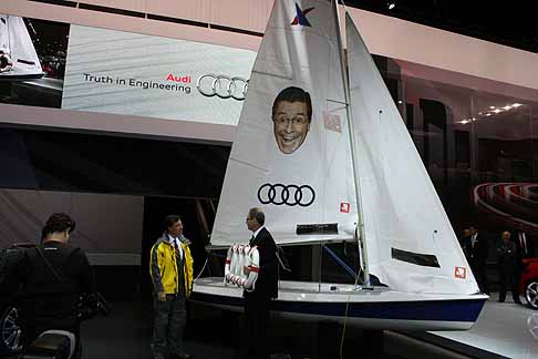 Audi - Barca da regata con impressa la faccia del comico americano Stephen Colbert sull’enorme vela width=